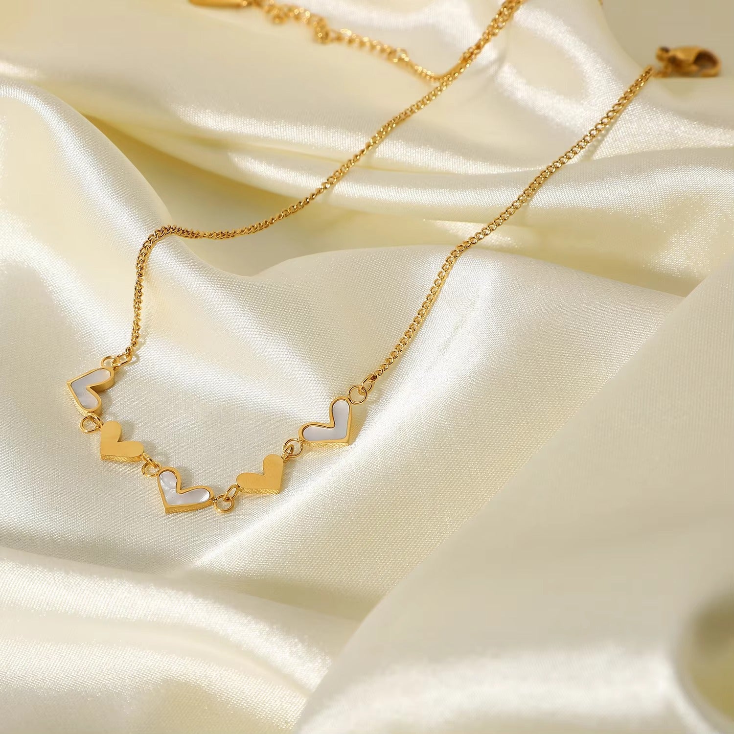 14K Gold Plated Stainless Steel Classic Geometric Style Love Pendant Necklace White Shell with Classic Metal Fashion Gift